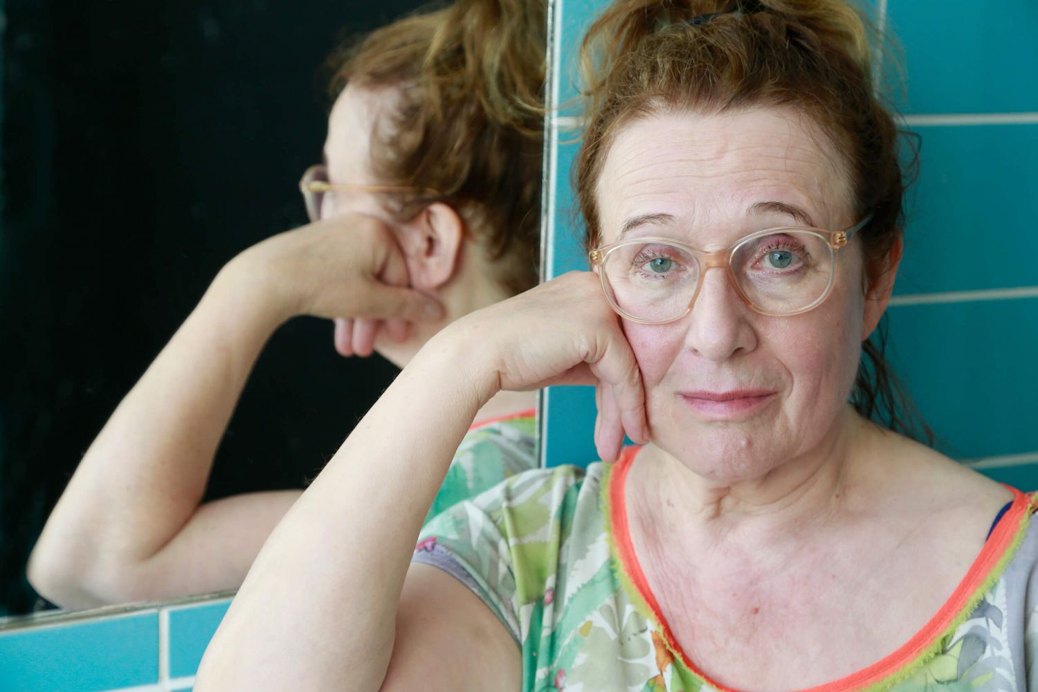 Portrait von Gabriele Gysi mit Spiegel